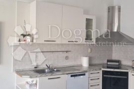 Prostrani stan s 4 sobe i 2 terase u Puli – 2200 €/m²!, Pula, Appartement