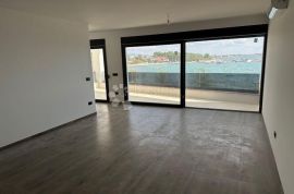 Luksuzni Apartmani privi red do mora, Vir, Kвартира