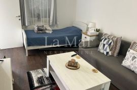 TREŠNJEVKA 1 sobni stan 28m2 + terasa, adaptiran i namješten, Zagreb, Appartement