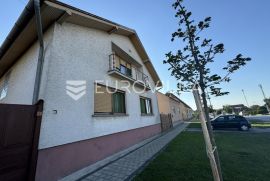 Semeljci, dvoetažna kuća 196 m2 na zemljištu od 982 m2, Semeljci, Casa