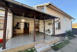 Semeljci, dvoetažna kuća 196 m2 na zemljištu od 982 m2, Semeljci, Casa