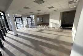 Vukovar, centar, atraktivna poslovna zgrada na tri etaže, Vukovar, Commercial property