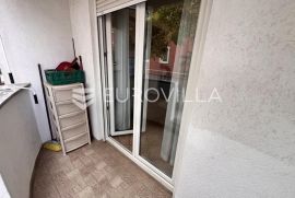 Pula, Valdebek - dvosobni namješteni stan u visokom prizemlju, NKP 38.30 m2, Pula, Stan