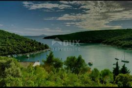 ISTRA, KRNICA - veliko zemljište s građevinskim dozvolama za sedam objekata, Marčana, Земля