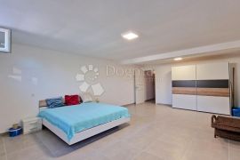 SNIŽENO! PREDIVAN STAN S OKUĆNICOM, POGLED MORE I ZELENILO, MIRNA LOKACIJA!, Fažana, Appartment