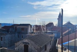 Stara kamena kuća sa poslovnim prostorom u Kaštel Štafiliću!!!, Kaštela, House