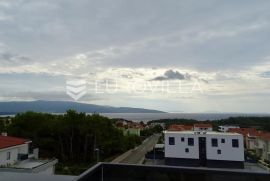 Krk, luksuzni penthouse 500m od mora s velikom krovnom terasom, Krk, Apartamento