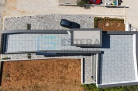 Vir PRODAJA apartman, 97 m2, 3s, 1. kat, 2 parkinga, Vir, Appartamento