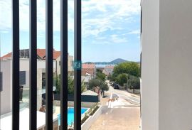 VODICE, novo, 2. kat, 450 m do plaže, pogled na more, garaža, lift, Vodice, شقة