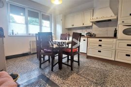 Belveder, uredan 2-soban s balkonom, Rijeka, Appartement