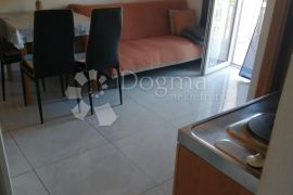 VODICE  4 APARTMANA U ZGRADI BLIZU MORA I CENTRA GRADA, Vodice, Flat