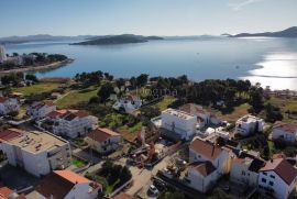 VODICE STAN SA DVORIŠTEM NADOMAK MORA  DX6, Vodice, شقة