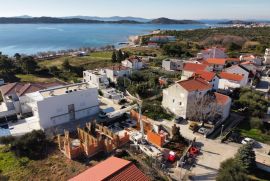 VODICE STAN SA DVORIŠTEM NADOMAK MORA  DX6, Vodice, Wohnung