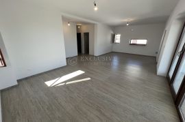 KRK - PENTHOSE U NOVOGRADNJI 20 M OD PLAŽE!, Krk, Appartment