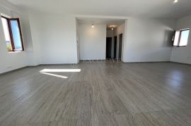 KRK - PENTHOSE U NOVOGRADNJI 20 M OD PLAŽE!, Krk, Apartamento