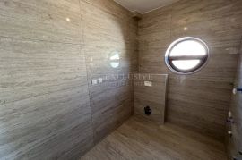 KRK - PENTHOSE U NOVOGRADNJI 20 M OD PLAŽE!, Krk, Appartement