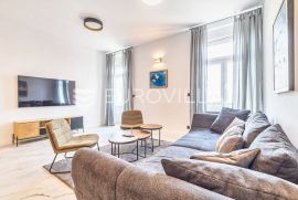 Zagreb, Trg bana Jelačića, strogi centar, trosoban stan na 4. katu s liftom, Zagreb, Appartement