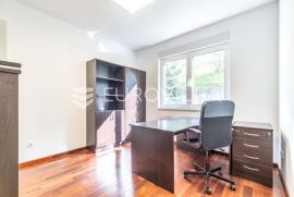 Zagreb, Remete, poslovni prostor 58 m2 s balkonom, vrtom i parkingom, Zagreb, Commercial property