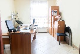 Đakovo, ordinacija 53 m2 u centru grada, potpuno opremljena, Đakovo, Gewerbeimmobilie