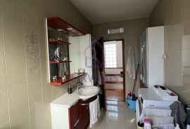 Kuća u Pješčanoj uvali 75 m od mora + apartman + radiona, Medulin, House