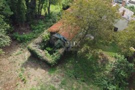 ISTRA, BARBAN Djelomično adaptirana kuća na prekrasnoj lokaciji + građevinsko zemljište!, Barban, House