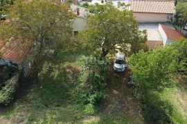 ISTRA, BARBAN Djelomično adaptirana kuća na prekrasnoj lokaciji + građevinsko zemljište!, Barban, House