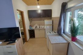 BAKAR, KUKULJANOVO- samostojeći objekt 30 m2 (kućica) sa garsonjerom., Bakar, Flat