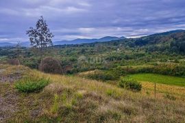 KARLOVAC, OKOLICA PLAŠKOG – Zgrada s velikom okućnicom u T3 zoni, idealna za turistički razvoj i OPG, Plaški, Kuća