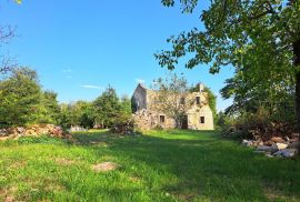 ISTRA, GROŽNJAN, OKOLICA – Prekrasna ruševina na prostranom građevinskom zemljištu., Oprtalj, House