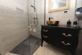 NJIVICE dizajnerski dvoetažni apartman s bazenom i saunom!, Omišalj, Flat