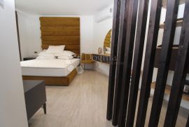 NJIVICE dizajnerski dvoetažni apartman s bazenom i saunom!, Omišalj, شقة