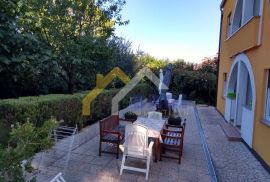 Rovinj - kuća na bajkovitoj poziciji - 400 M2 !, Rovinj, House