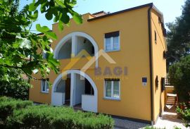 Rovinj - kuća na bajkovitoj poziciji - 400 M2 !, Rovinj, Maison