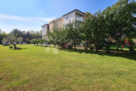 Prostrano, luksuzno, residence, velika terasa, na  200m od mora, Umag, Apartamento