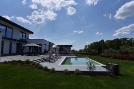 Moderna vila okružena zelenilom i s pogledom na more, Poreč, Haus