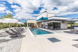 Predivna moderna vila s bazenom okružena zelenilom, Poreč, Maison