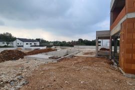 Labin, okolica, kuća  u izgradnji u novom naselju, Labin, Дом