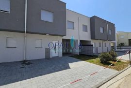 Ninske Vodice, polovina kuće 70m od mora, Privlaka, Haus