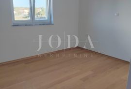 Novoizgrađeni moderni stanovi, Malinska - otok Krk, Malinska-Dubašnica, Appartment