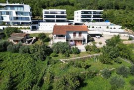 OPATIJA, CENTAR - zemljište 921m2, u centru Opatije s građevinskom dozvolom za vilu s bazenom, panoramski pogled na more, Opatija, أرض