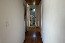 Gornja Drenova, lijepa obiteljska kuća s dva stana, ogromna okućnica!, Rijeka, Kuća