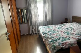 Gornja Drenova, lijepa obiteljska kuća s dva stana, ogromna okućnica!, Rijeka, House