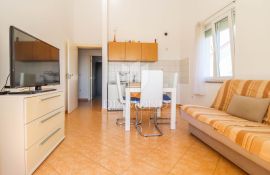 Pula, okolica, udoban stan s balkonom i predivnim pogledom na more, Vodnjan, Appartement