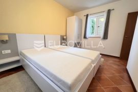 Istra, Medulin - kuća sa dva apartmana s pogledom na more, NKP 126.30 m2 200 m od mora, Medulin, Σπίτι