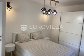 Lovran - prekrasno adaptirano prizemlje kuće s 50 m2 terase, NKP 140 m2, 250 m od mora, Lovran, Casa