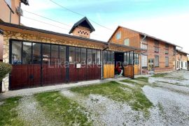 ZAGREB-Sesvete - pola kuće sa potkrovljem i garažom 158m2 za 145t€, Zagreb, Haus