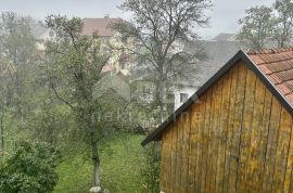 OTOČAC - Kuća s prostranom okućnicom i 2 gradilišta, Otočac, House