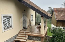 OTOČAC - Kuća s prostranom okućnicom i 2 gradilišta, Otočac, House