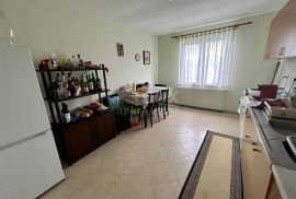 OTOČAC - Kuća s prostranom okućnicom i 2 gradilišta, Otočac, House