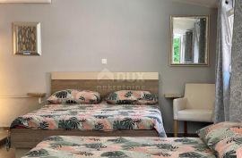 OTOK PAG, NOVALJA - samostojeća kuća s pet apartmanskih jedinica, Novalja, House